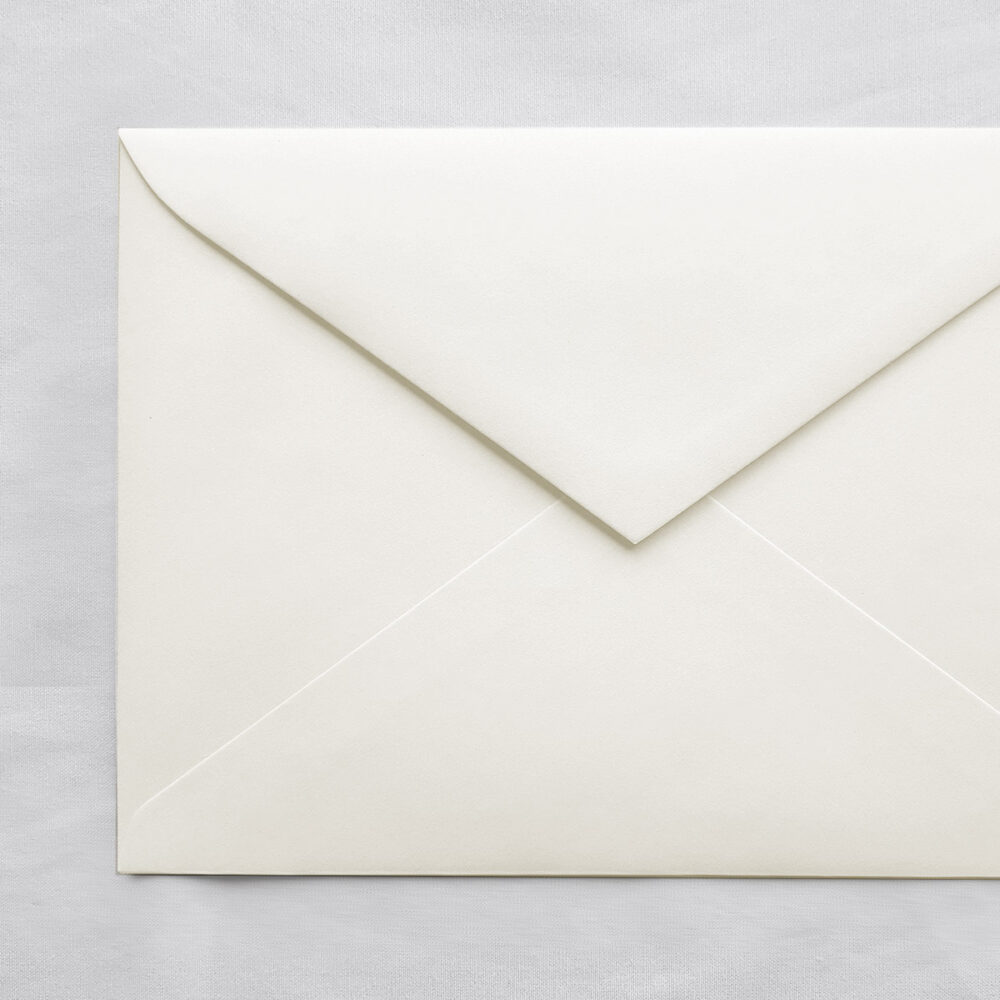 Sobre blanco roto para boda